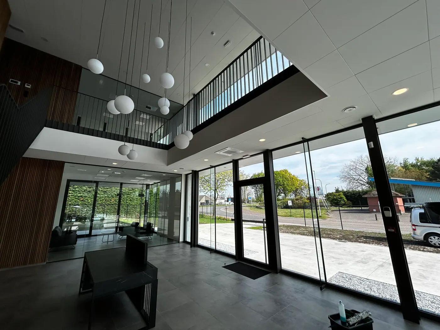 Moderne bedrijfslobby met vloer-tot-plafond glas, dagelijks onderhoud door Yuslina