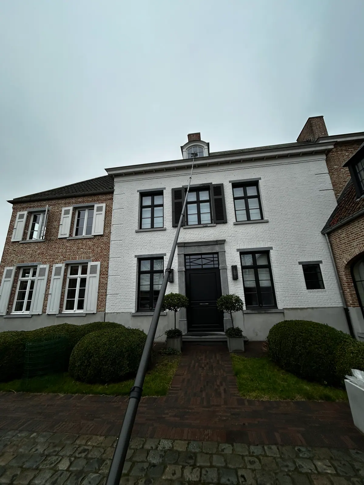 Herenhuis met witte gevel, ramen gewassen met telescopische lans tot 12 meter